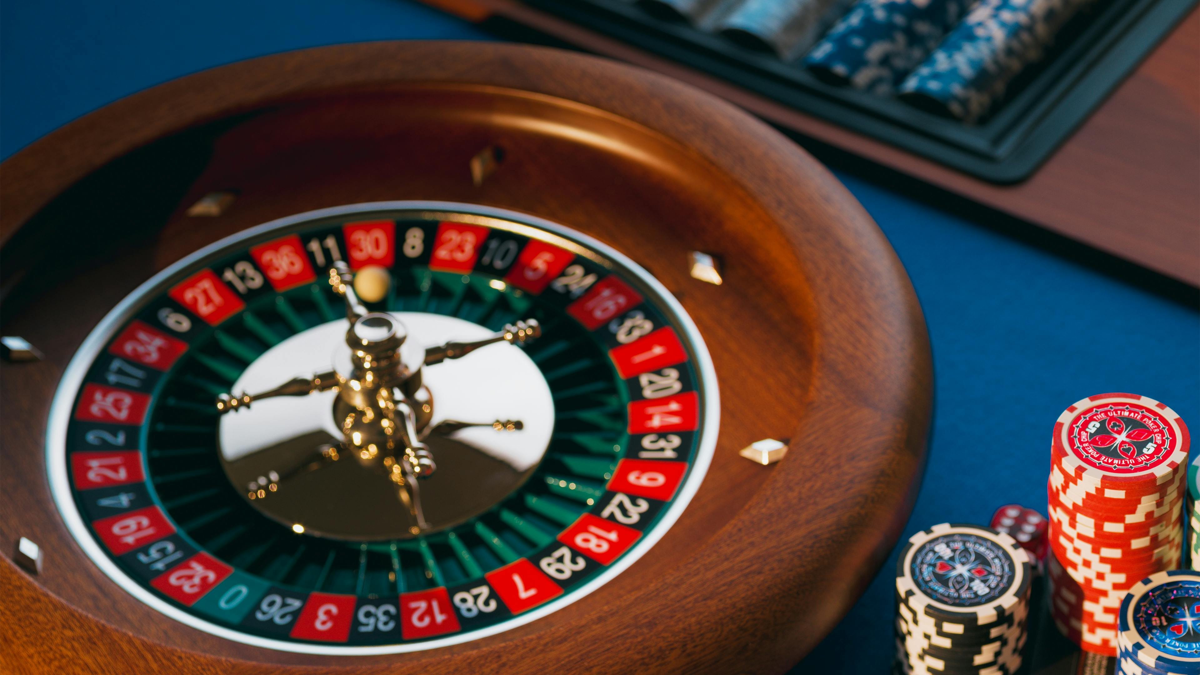 Meja European Roulette live-dealer di studio sunda787 dengan roda dan dealer profesional
